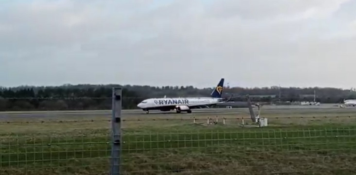 Bristol Airport: Footage of pilot battling winds of up to 60mph in Storm Eunice
