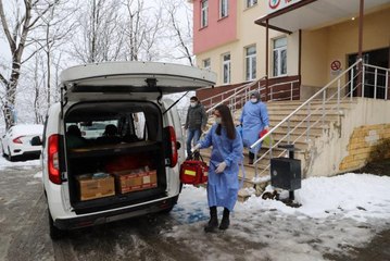 Karlı yolları aşan sağlıkçılar yaylada Kovid-19 aşısı yapıyor