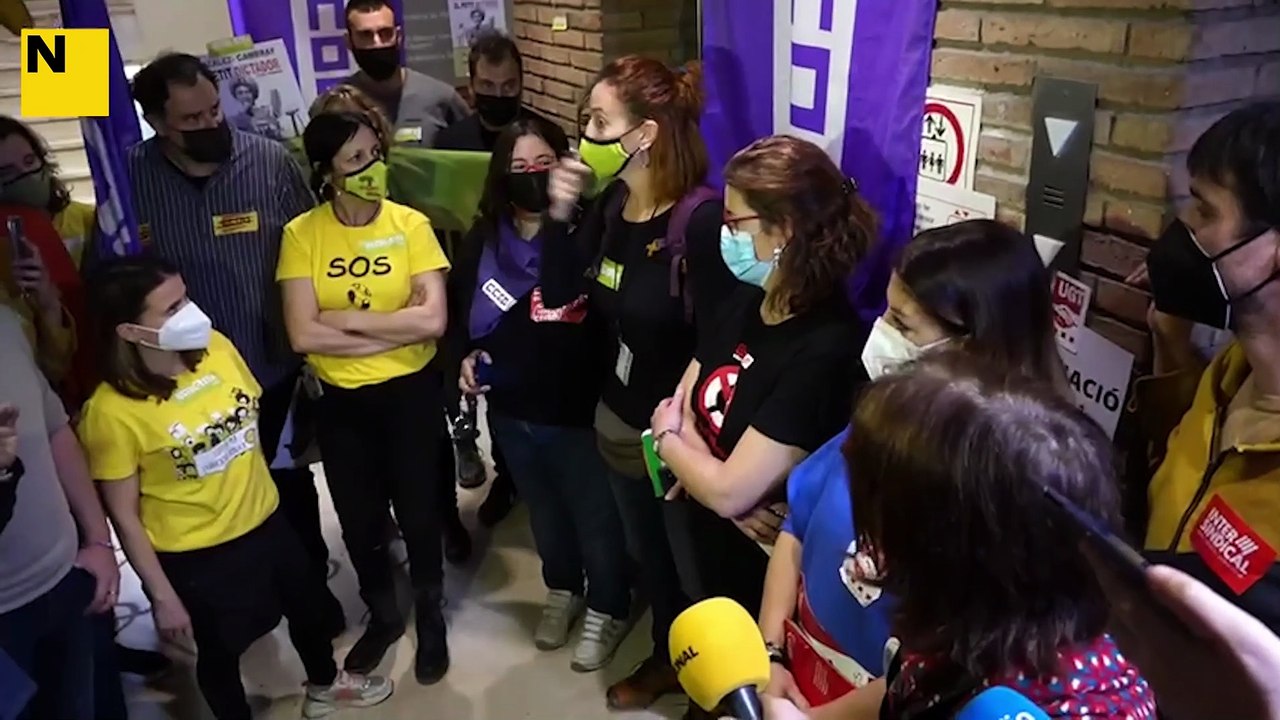 Sortida de la reunió.  Els sindicats dient que no els hi han fet cas.