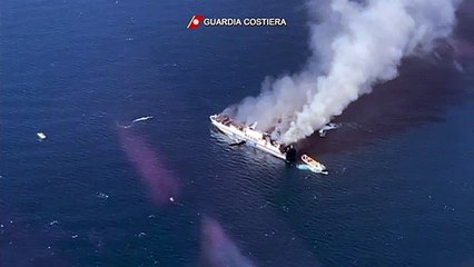 Télécharger la video: Incendio sul traghetto Grimaldi: le immagini aeree dall'elicottero della Guardia Costiera