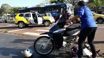 Mulher fica ferida após colisão envolvendo carro e moto na Av. Brasil, no Bairro São Cristóvão