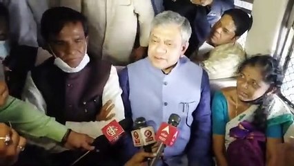 மும்பை மின்சார ரயிலில் திடீரென ஆய்வு செய்த ரயில்வே அமைச்சர்.. மக்களுடன் மக்களாக பயணித்து அசத்தல்