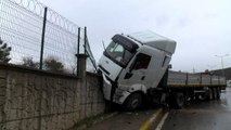 TUZLA'DA TIR KIŞLA DUVARINA ÇARPTI