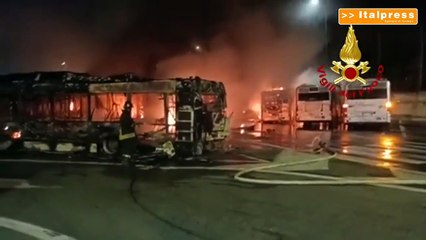 Incendio in un deposito Atac, distrutti 30 bus