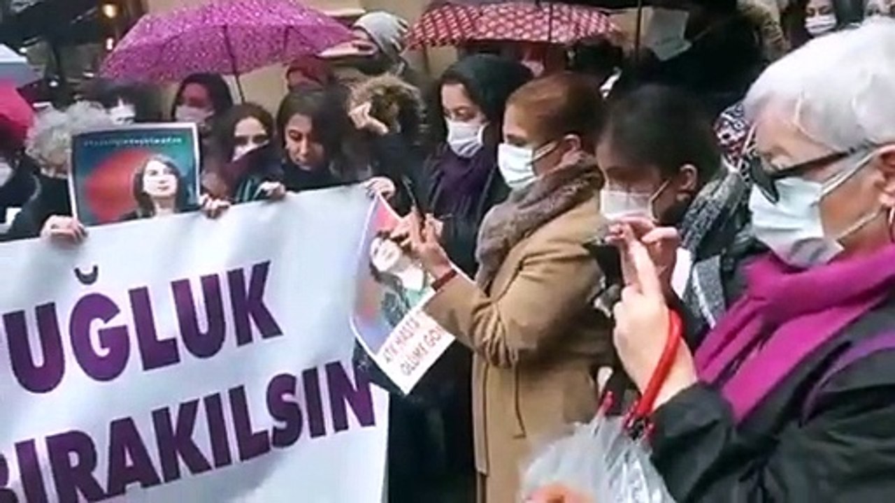 Kadın avukatlardan İstanbul Barosu önünde eylem; "İstanbul Barosu’nun Aysel Tuğluk için bugüne kadar sessiz kalması kabul edilemez"