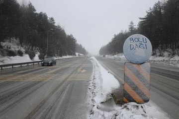 Bolu Dağı'nda yoğun kar yağışı etkili oluyor