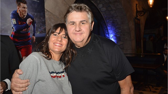 VOICI : Estelle Denis a-t-elle des nouvelles de Pierre Ménès depuis sa venue sur son plateau ? Elle répond