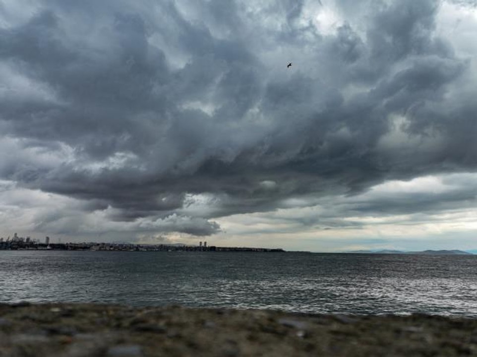 İstanbul'u kara bulutlar kapladı