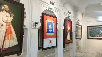 कैसे देखें कला, आंगन में लटके हैं ताले