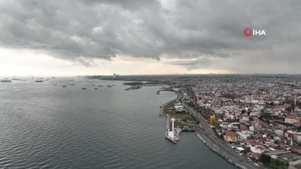 Mega kenti etkisini altına alan kara bulutlar böyle görüntülendi