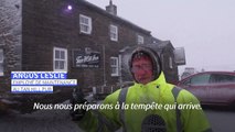 Tempête Eunice: le plus haut pub du Royaume-Uni battu par le vent et la neige