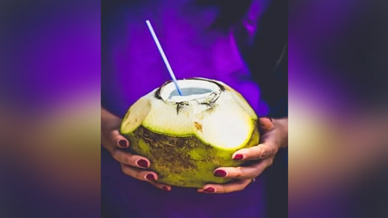 रात को नारियल पानी पीना चाहिए कि नहीं | Raat Ko Nariyal Pani Peene Se Kya Hota Hai | Boldsky