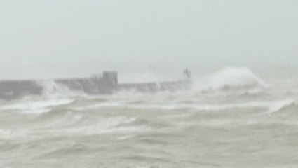 Download Video: Big waves from Storm Eunice tackle English coast