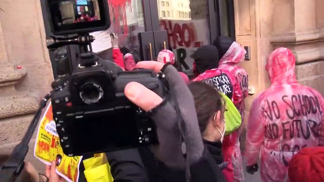 Scuola, a Milano studenti bruciano logo Confindustria: Basta alternanza scuola-lavoro