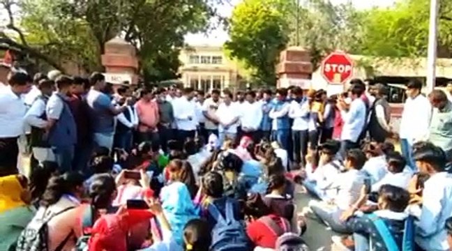 कॉलेज छात्र-छात्राओं का कलक्ट्रेट पर प्रदर्शन