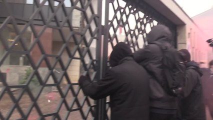 Скачать видео: Scuola-lavoro, Torino: scontri studenti-carabinieri alla sede di Confindustria