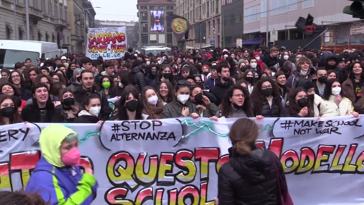 Scuola, a Milano fumogeni in piazza Affari e insulti al ministro Bianchi