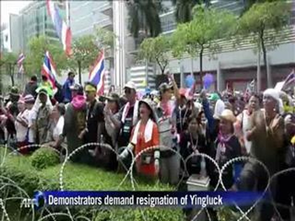 Thai protesters besiege PM's crisis HQ