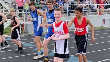 Runners Cheer On Boy With Special Needs To Win Race | Happily TV