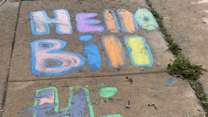Kids Write Positive Chalk Messages On Sidewalk For Elderly Passerby | Happily TV