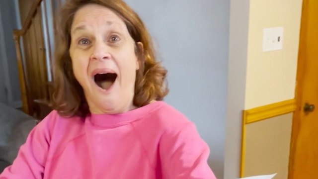 Expectant Mom Records Friends And Family's Amazing Reactions To Pregnancy News | Happily TV