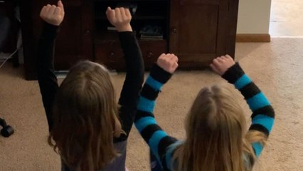 Kids Adorably Cheer Mom Graduating On TV Livestream | Happily TV