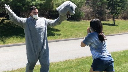 Military Dad Dressed As School Mascot Surprises Daughter | Happily TV