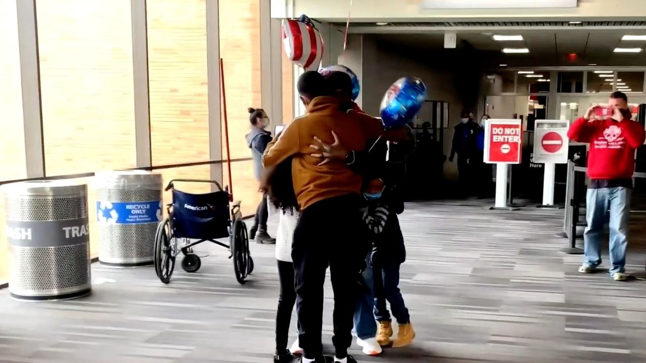 Kids Reunited With Military Dad After More Than 500 Days Apart | Happily TV