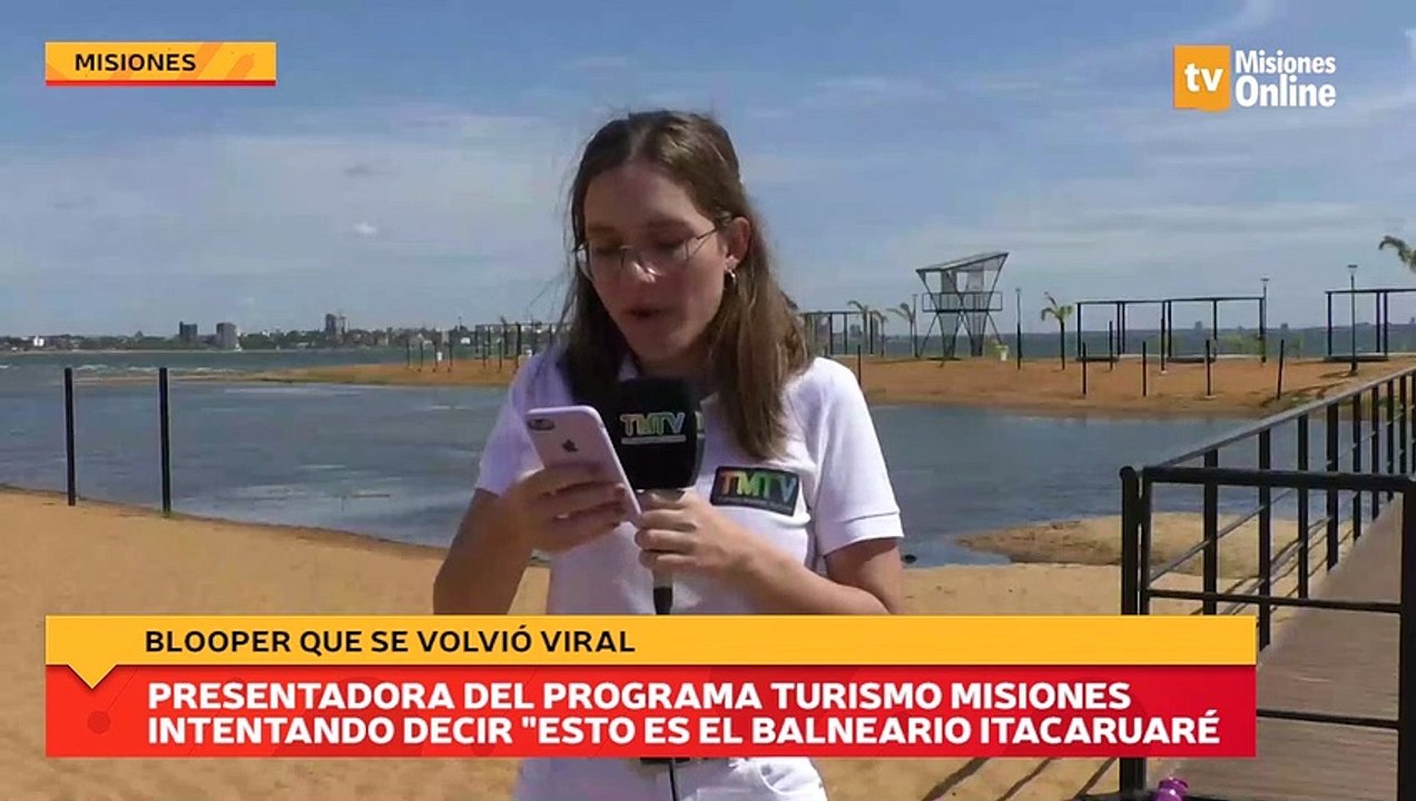 Presentadora del programa Turismo Misiones intentando decir "Esto es el balneario Itacaruaré"