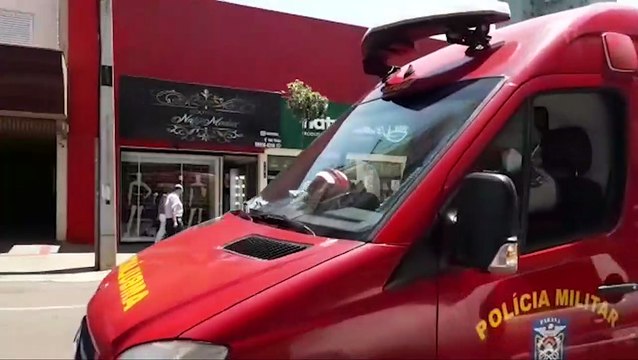 Mulher fica ferida após ser atropelada por carro na Rua Paraná