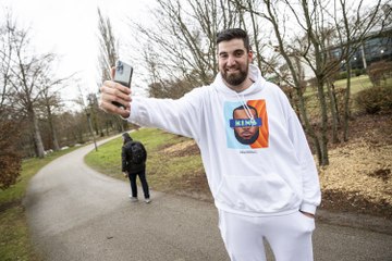 VIDEO.  Tours : du haut de ses 2,22 mètres, Vincent Pourchot se met en scène sur les réseaux