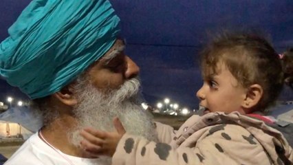 Sweet Video Shows Refugee Girl Playing With Aid Worker's Beard | Happily TV
