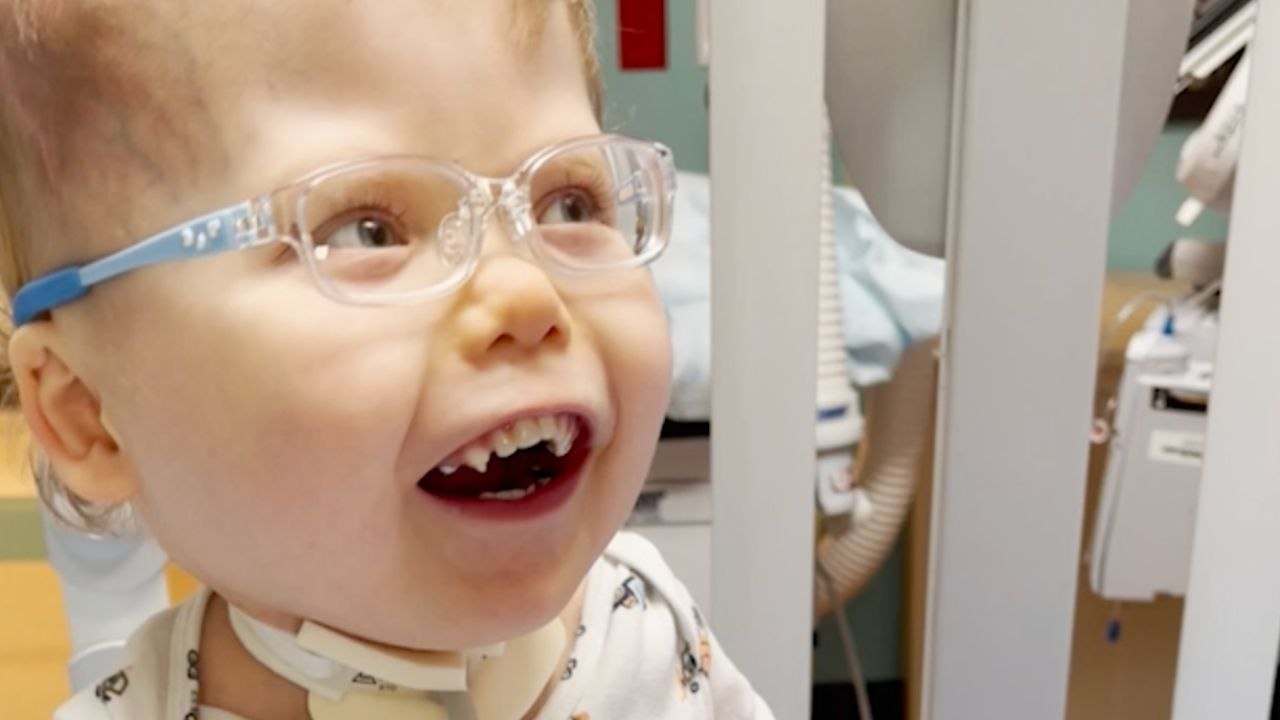 Toddler Sees Parents' Faces For First Time | Happily TV