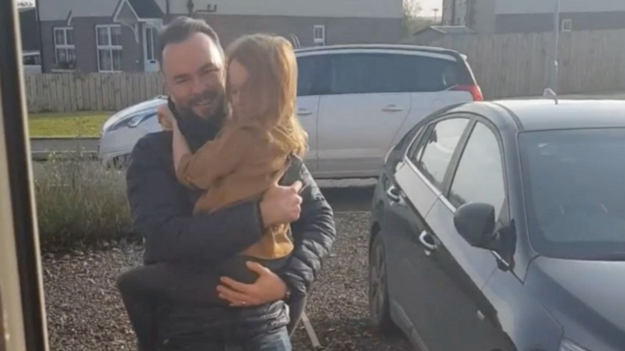 Girl Reunited With Dad After 10 Months Apart | Happily TV
