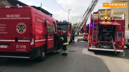 In fiamme appartamento a Palermo, evacuati condomini