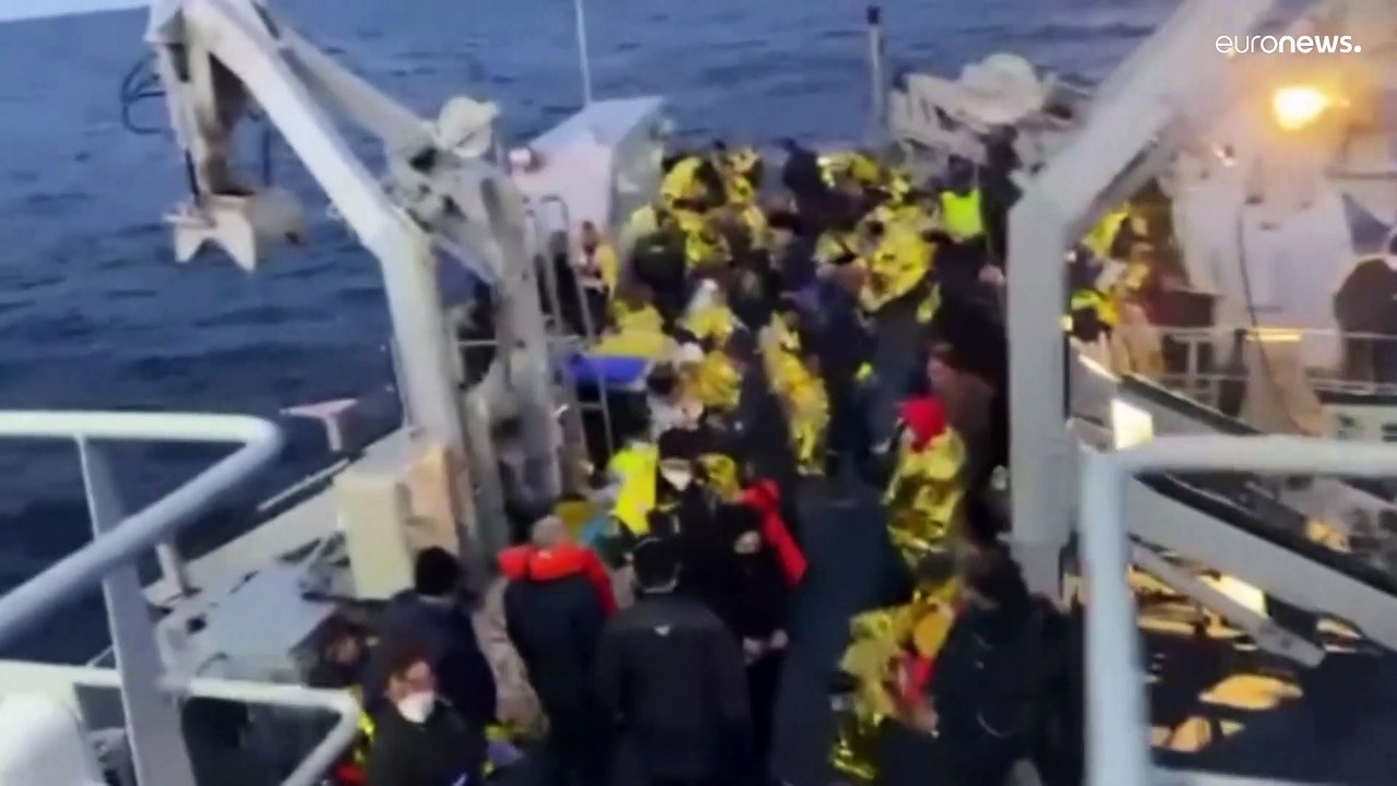 Brennende Fähre: Retter befreien Eingeschlossene