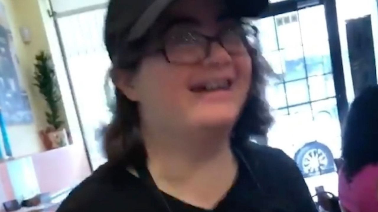 Mystery Diner Leaves $112 Tip For Disabled Waitresses | Happily TV