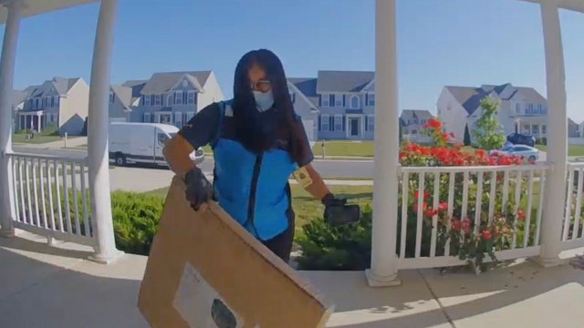 Amazon Delivery Driver Performs Hilarious Delivery Instructions | Happily TV