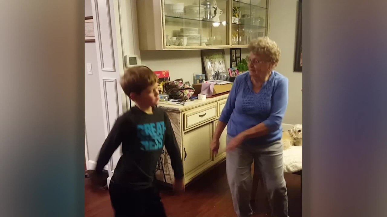 Floss Dance Fail | Happily TV