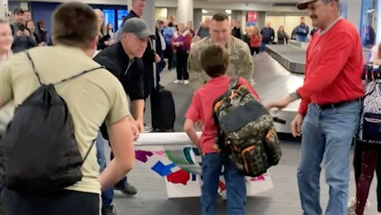 Army Dad Hiding Behind Welcome Banner Surprises Kids At Airport | Happily TV