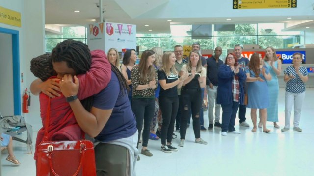 Flash Mob Singer Surprised As Reunited With Mom After Two Years | Happily TV
