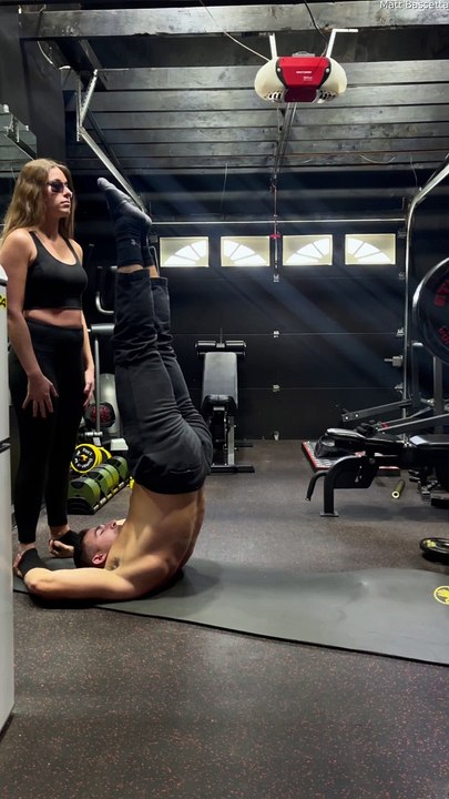 Man Shows off Intense Core Workout