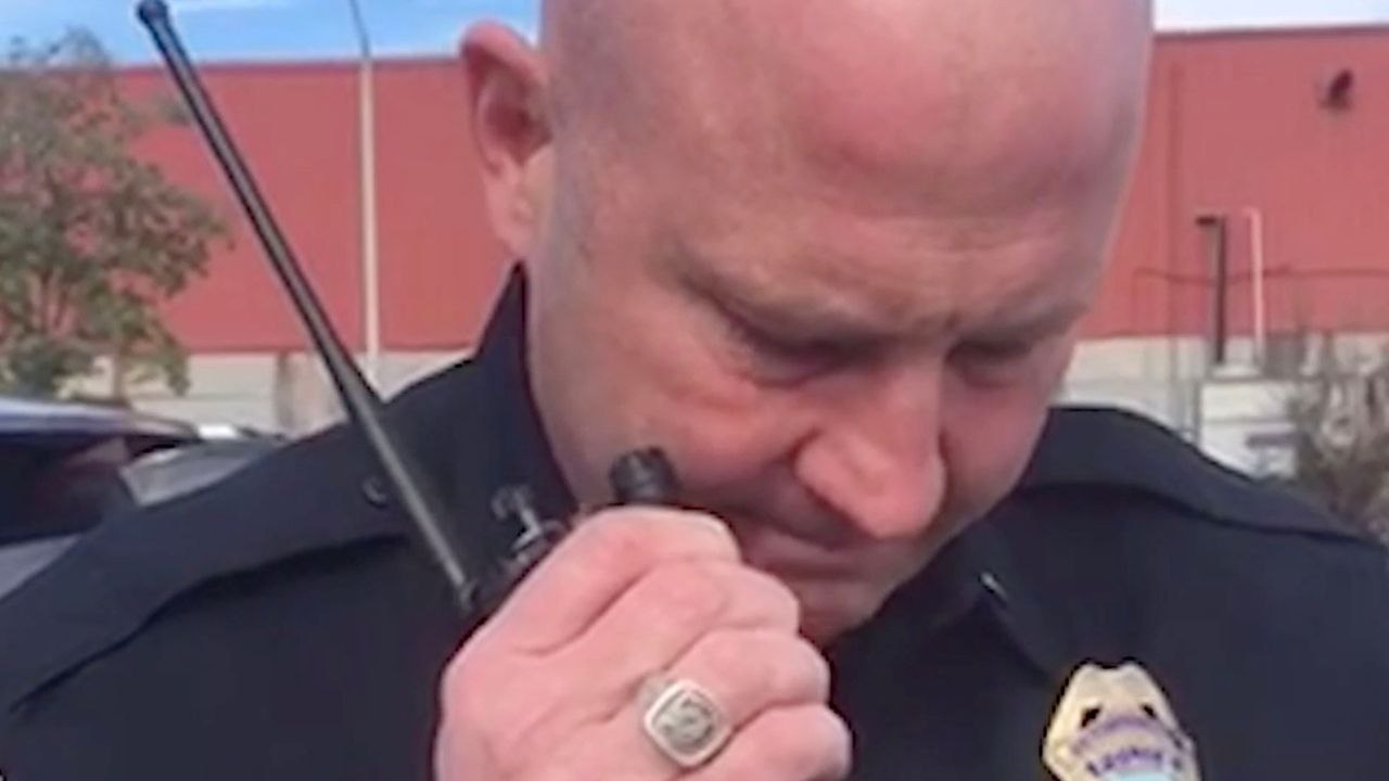 Dispatcher Daughter Takes Cop Father's Final Sign-Off Call | Happily TV