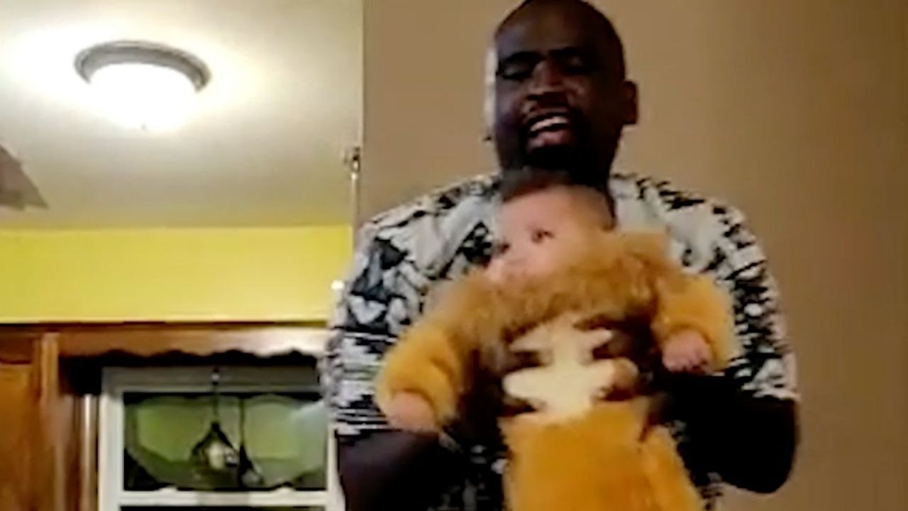 Dad Performs Amazing Lion King Parody With Baby Daughter | Happily TV