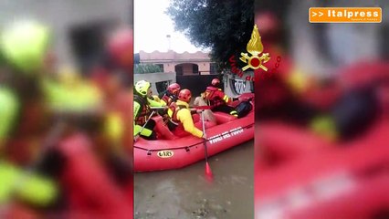 Descargar video: Maltempo, i vigili del fuoco salvano in gommone un uomo e il suo cane