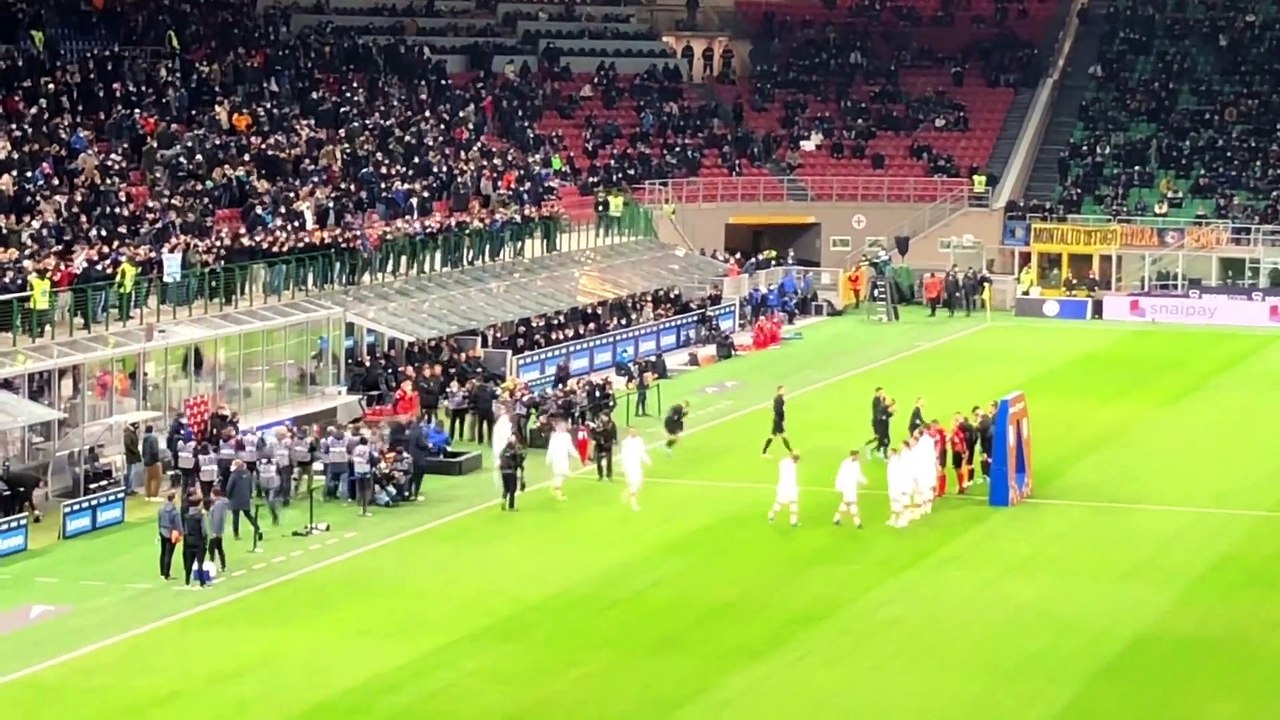 Jose Mourinho é aplaudido de pé pelos adeptos do Inter de Milão