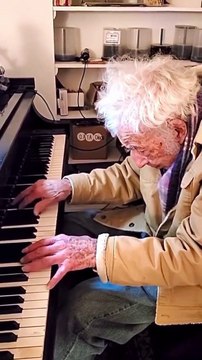 Philip Springer, 94 ans, joue le 1er mouvement de la Sonate au clair de lune de Beethoven