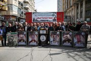 Gazzeliler Filistinli tutuklularla dayanışma için Kızılhaç önünde cuma namazı kıldı