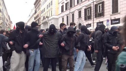 Télécharger la video: Scuola: Roma, studenti lanciano uova contro la polizia