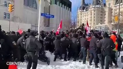 La policía canadiense comienza a arrestar a los manifestantes